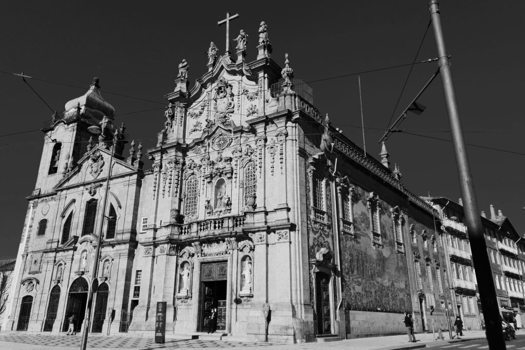 Black and white photo of the Igreja de Carmo Church in Porto, showcasing Baroque architecture.